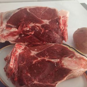 plato de carne de oveja trozeada con una patata