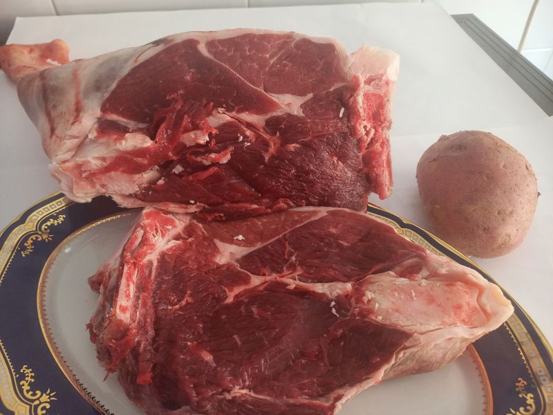 plato de carne de oveja trozeada con una patata